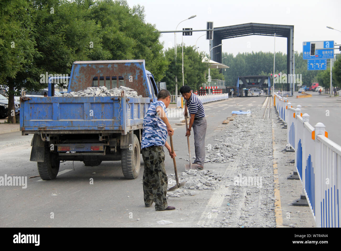 Chinesische Arbeiter zerstören die spezielle Titel für die Testfahrt des Transit erhöhten Bus (TEB) auf fumin Straße in Qinhuangdao Stadt, North China Hebe Stockfoto