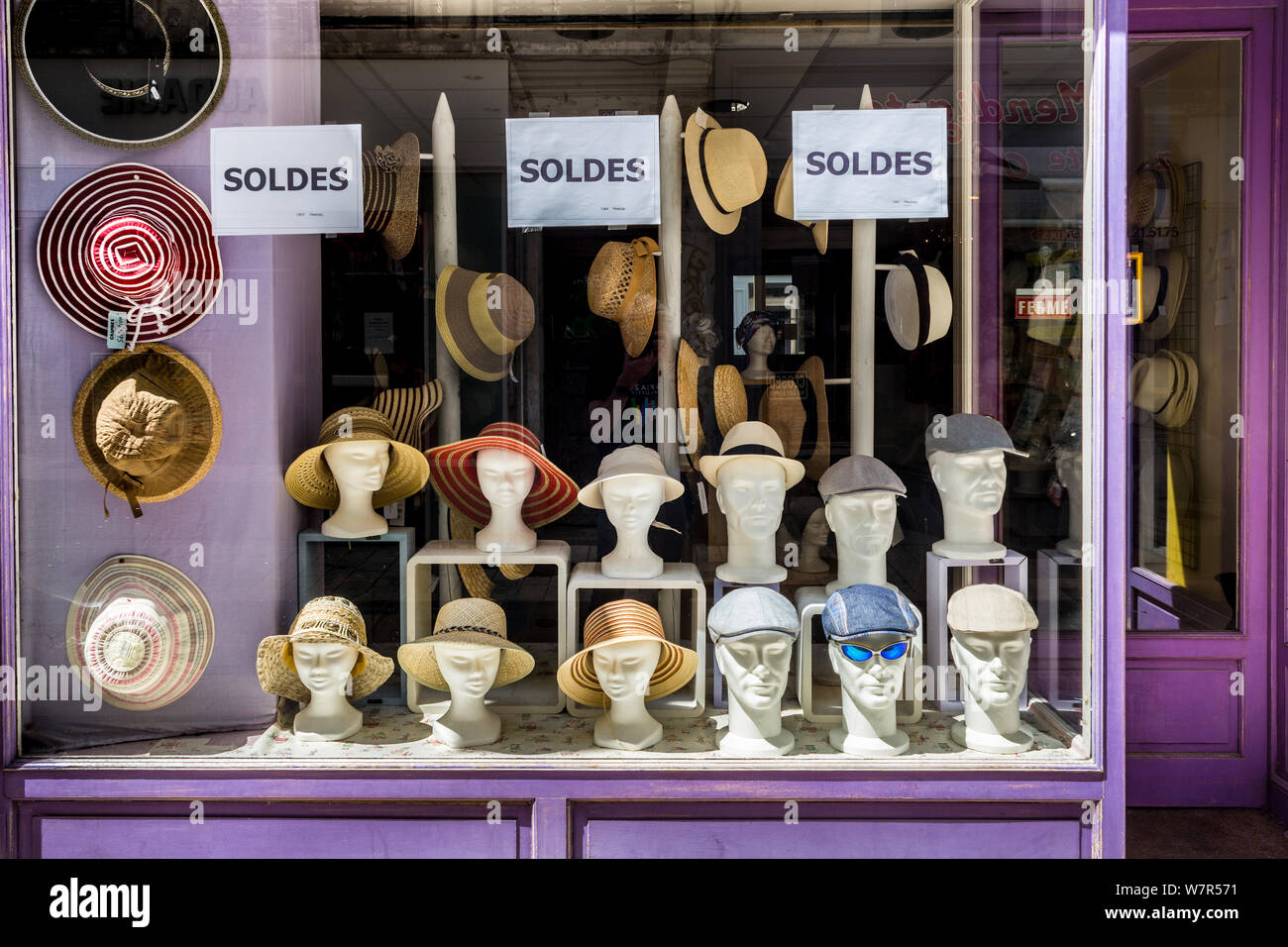 Anzeige der Hüte und Kopfbedeckungen im Schaufenster - Frankreich. Stockfoto