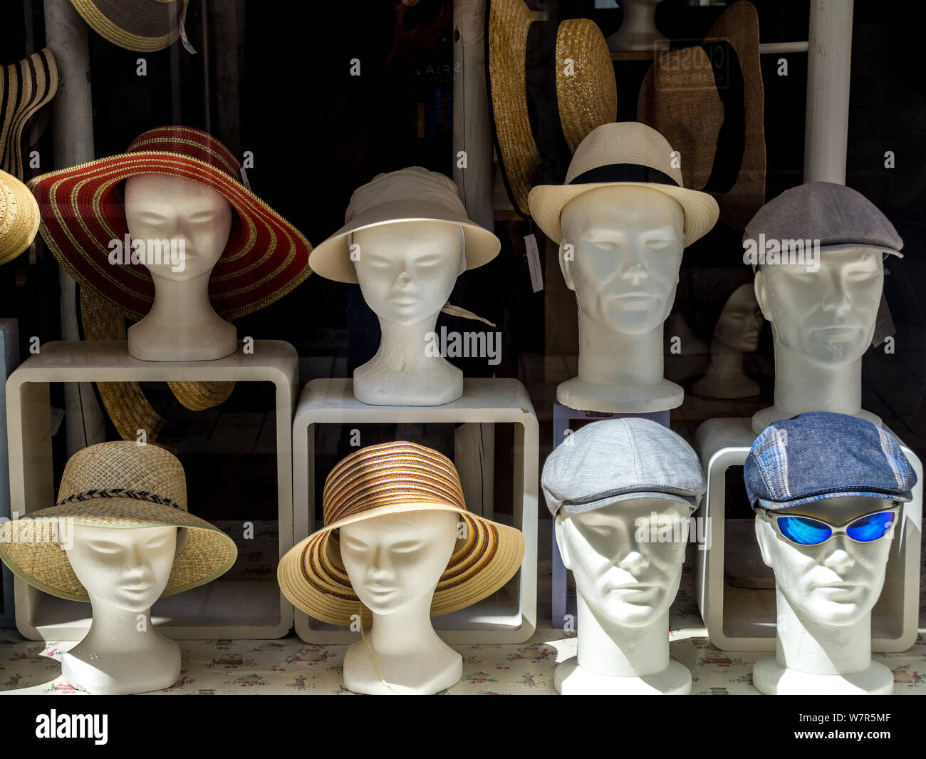 Anzeige der Hüte und Kopfbedeckungen im Schaufenster - Frankreich. Stockfoto