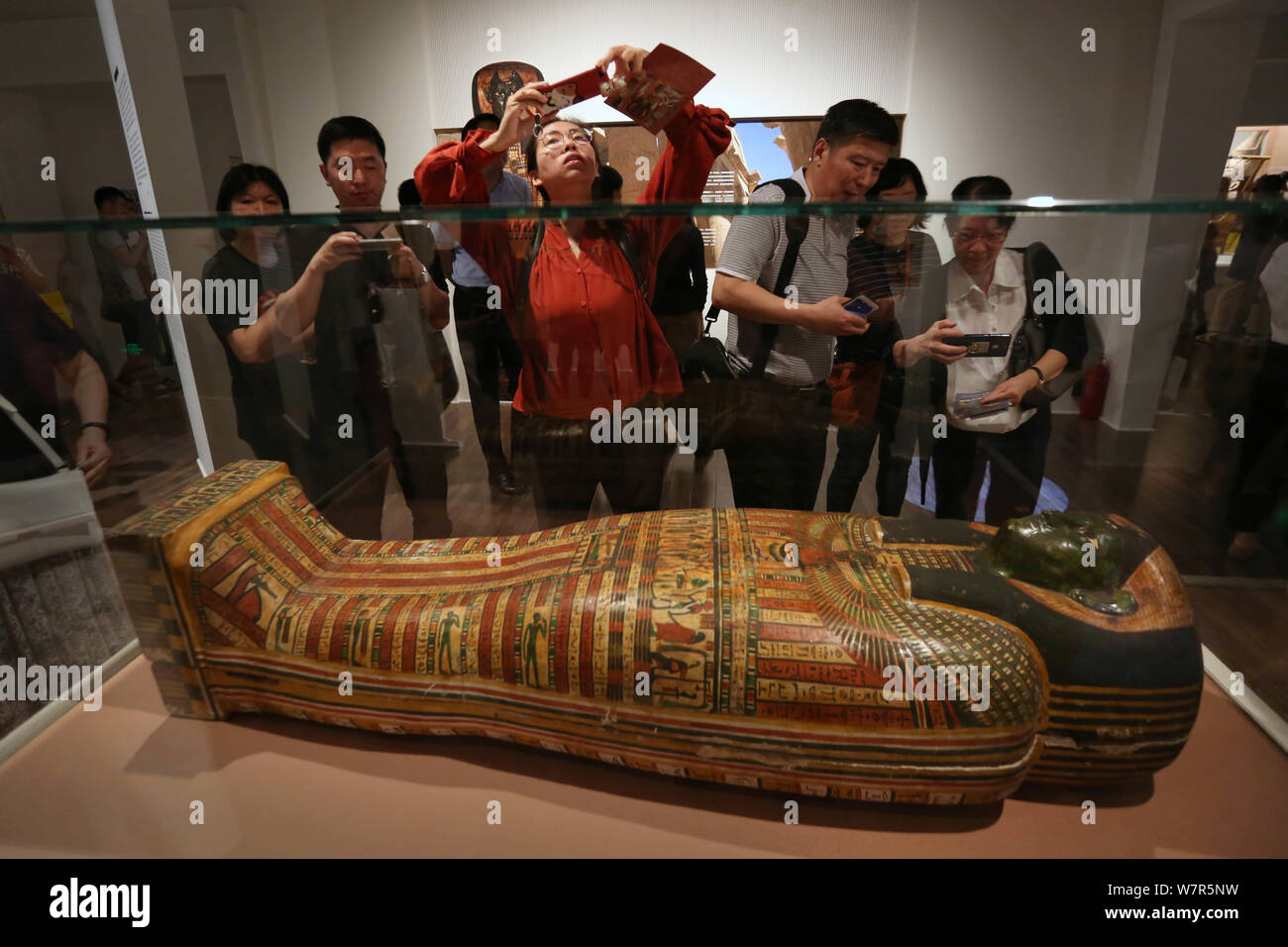 Besucher Blick auf die inneren Sarg, oder Mama, der Shepenmehyt, eine ägyptische Frau, die ungefähr 2.700 Jahren starb, während der Ausstellung ''A seine angezeigt Stockfoto