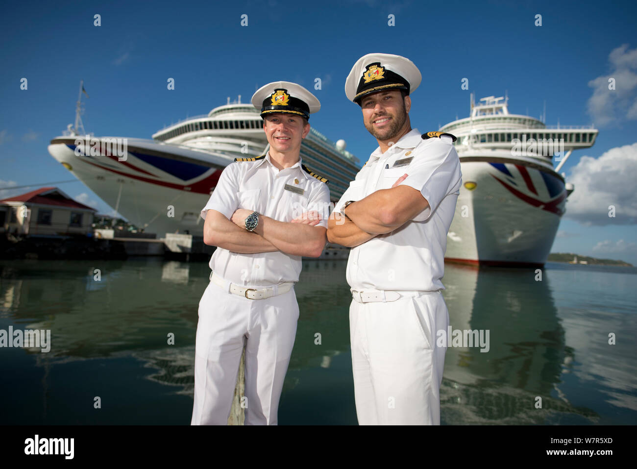Kapitän Marcin Banach und Kapitän Robert Camby Fotoshooting mit P&O Cruises Schiffe Ventura und Azura in Antigua Stockfoto