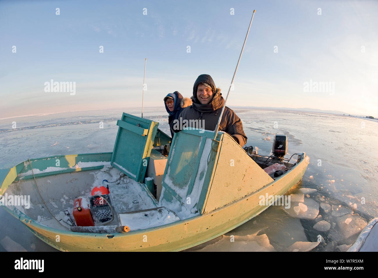 Fotograf Steven Kazlowski und seinem Freund in einem Skiff entlang der Küste im Herbst freeze, Beaufort Meer, aus der 1002 der Arctic National Wildlife Refuge, Nordhang, Alaska Stockfoto
