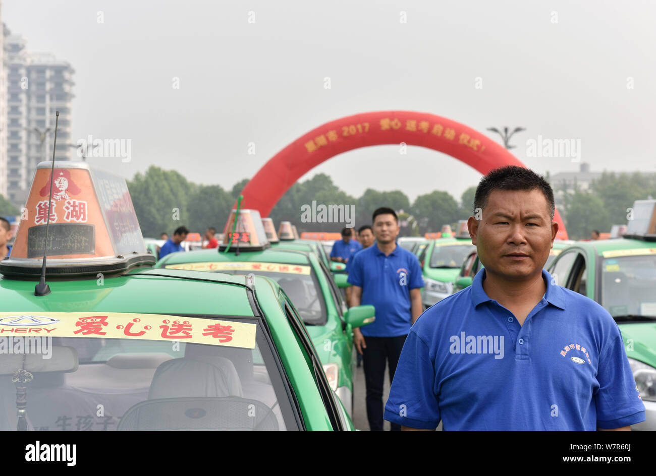Eine chinesische Fahrer von insgesamt 180 Taxis und private Autos nimmt an einer Zeremonie der eine freie Fahrt Kampagne während der nationalen Hochschule 2017 ent Stockfoto