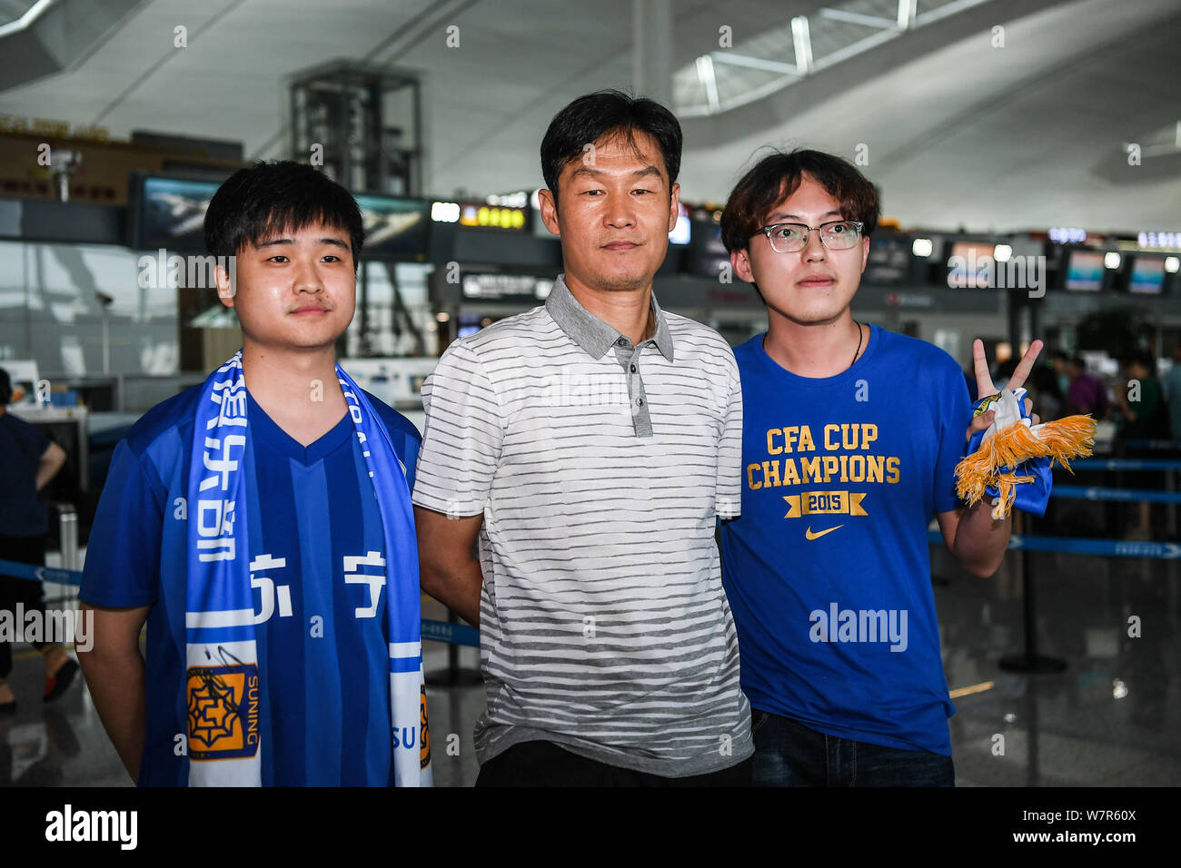 Ehemaliger Haupttrainer Choi Yong-soo von Jiangsu Suning, Mitte, wirft mit Fans vor der Rückkehr nach Südkorea an der Nanjing Lukou Flughafen Stockfoto