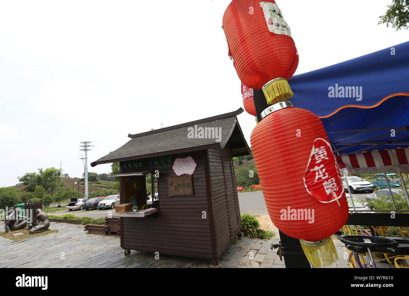 Blick auf die Self-service-kiosk Set in der Nähe Kinder, die in der Mühe an eine Stadt in Jiangning Bezirk sind zu helfen, Nanjing, China Jiangsu prov Stockfoto