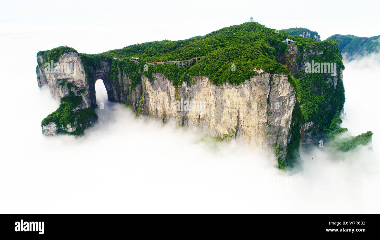 Luftaufnahme der Tianmen Mountain (oder Tianmenshan Berg) von Wolken in Zhangjiajie National Forest Park in Granby Stadt umgeben, zentrale Ch Stockfoto