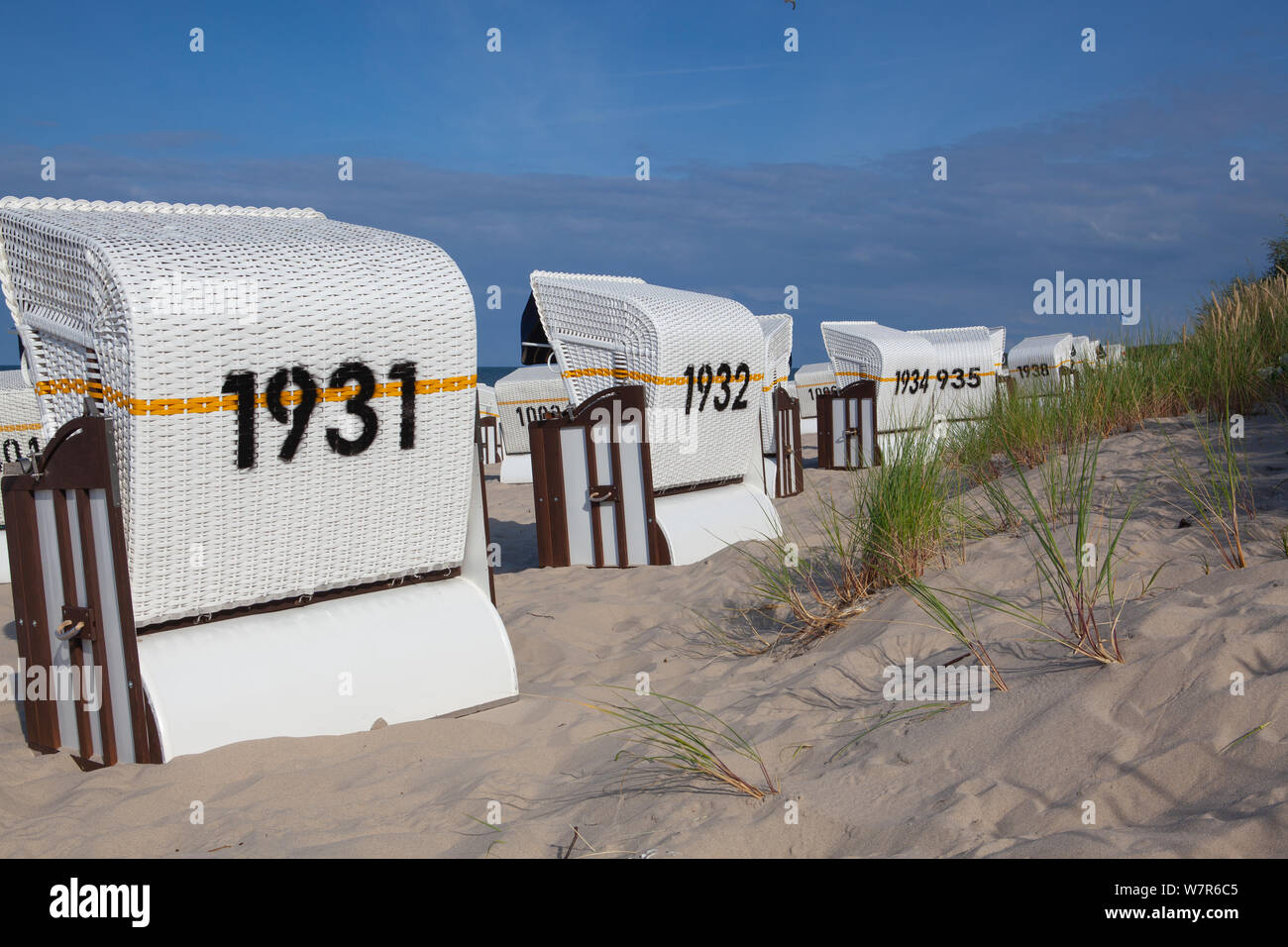 Typische liegen am Strand, Ostseeküste, Deutschland. Es ist ein besonderes hooded Windschutz Sitzmöbel an Urlaubs- und Badeorte verwendet. Stockfoto