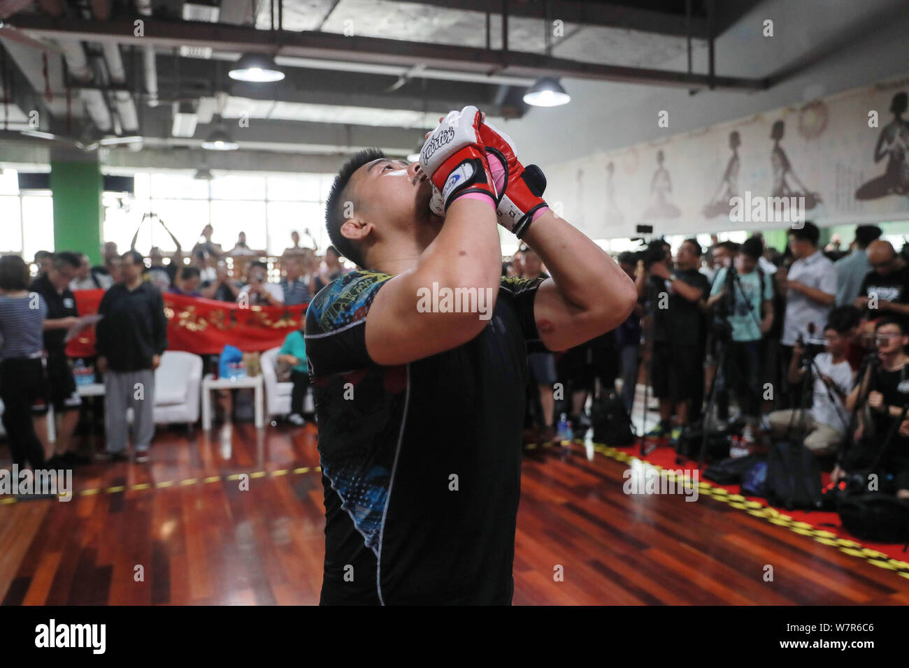 Pensionierte Mixed Martial Arts boxer Xu Xiaodong bereitet gegen Ma Baoguo, ein Meister der Chen Stil Tai Chi zu konkurrieren, an der geplanten Mass brawl Website in Stockfoto