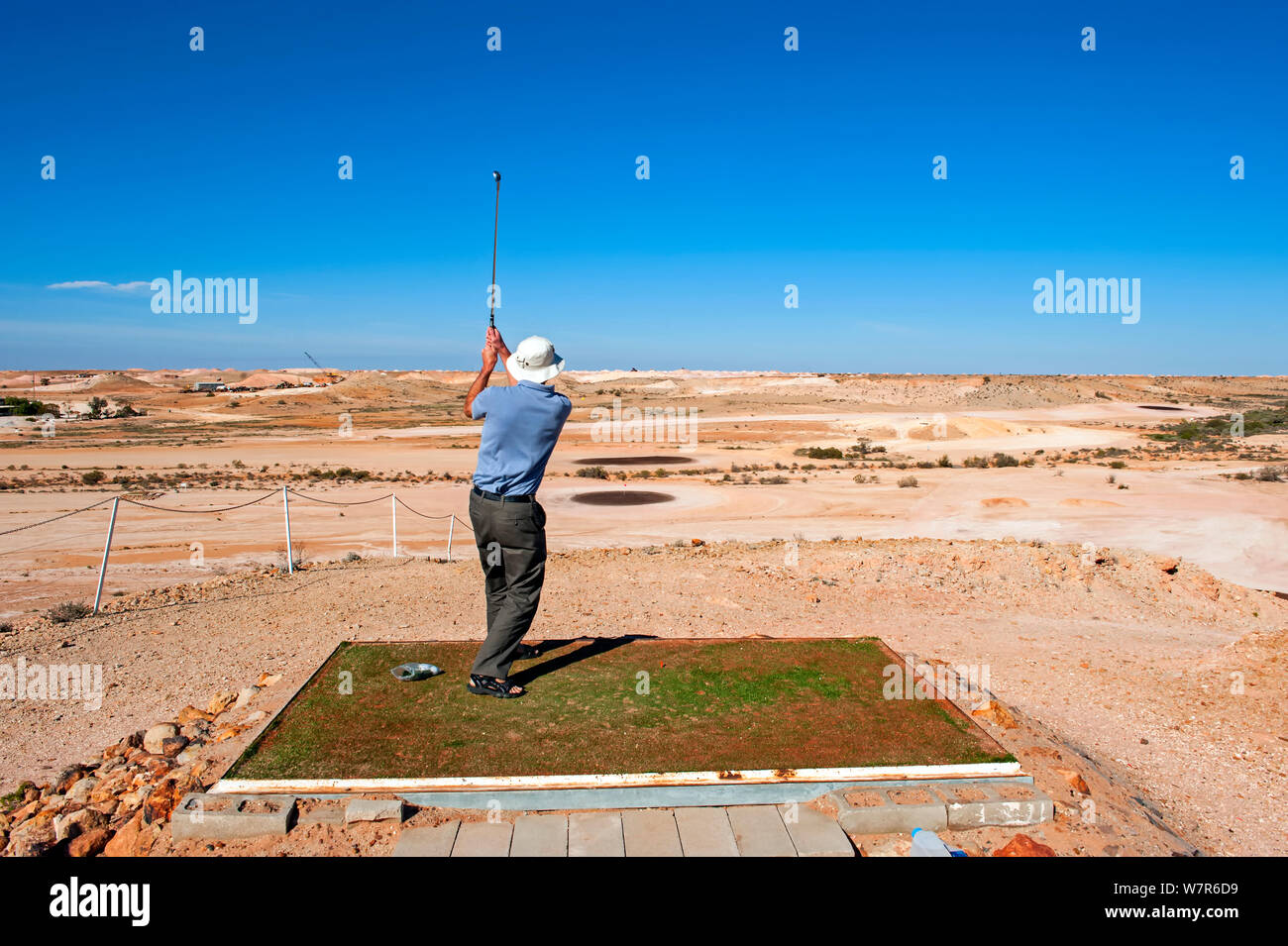 Man spielt Golf in deserrt in Coober Pedy, ein Outback Wüste, opal Minenstadt, South Australia Stockfoto