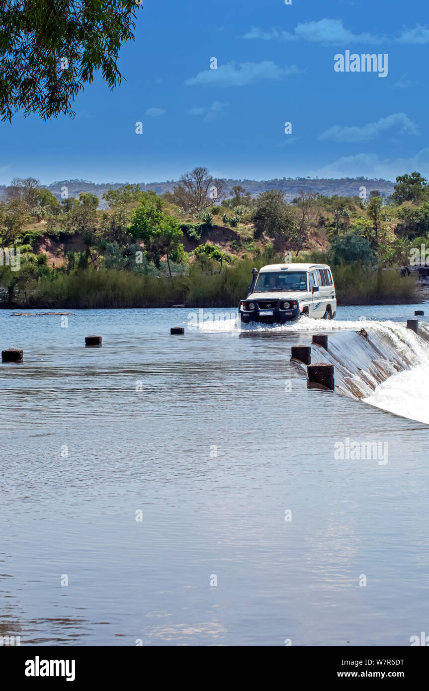 Allradantrieb Auto, über die Abkürzung durch den Fluss gehen, Ivanhoe Überfahrt, Kununurra, Western Australia, August 2006 Stockfoto