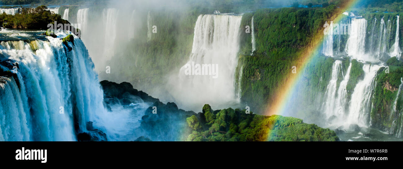 Regenbogen über Iguasu Wasserfälle, auf den Iguasu Fluss, Brasilien/Argentinien Grenze. Von der brasilianischen Seite der Fälle fotografiert. Bundesstaat Parana, Brasilien. September 2012 Stockfoto