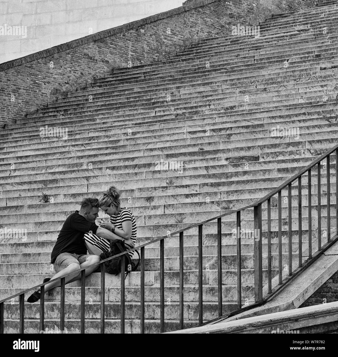 Ein Paar auf der großen Treppe in Rom umfassen Stockfoto