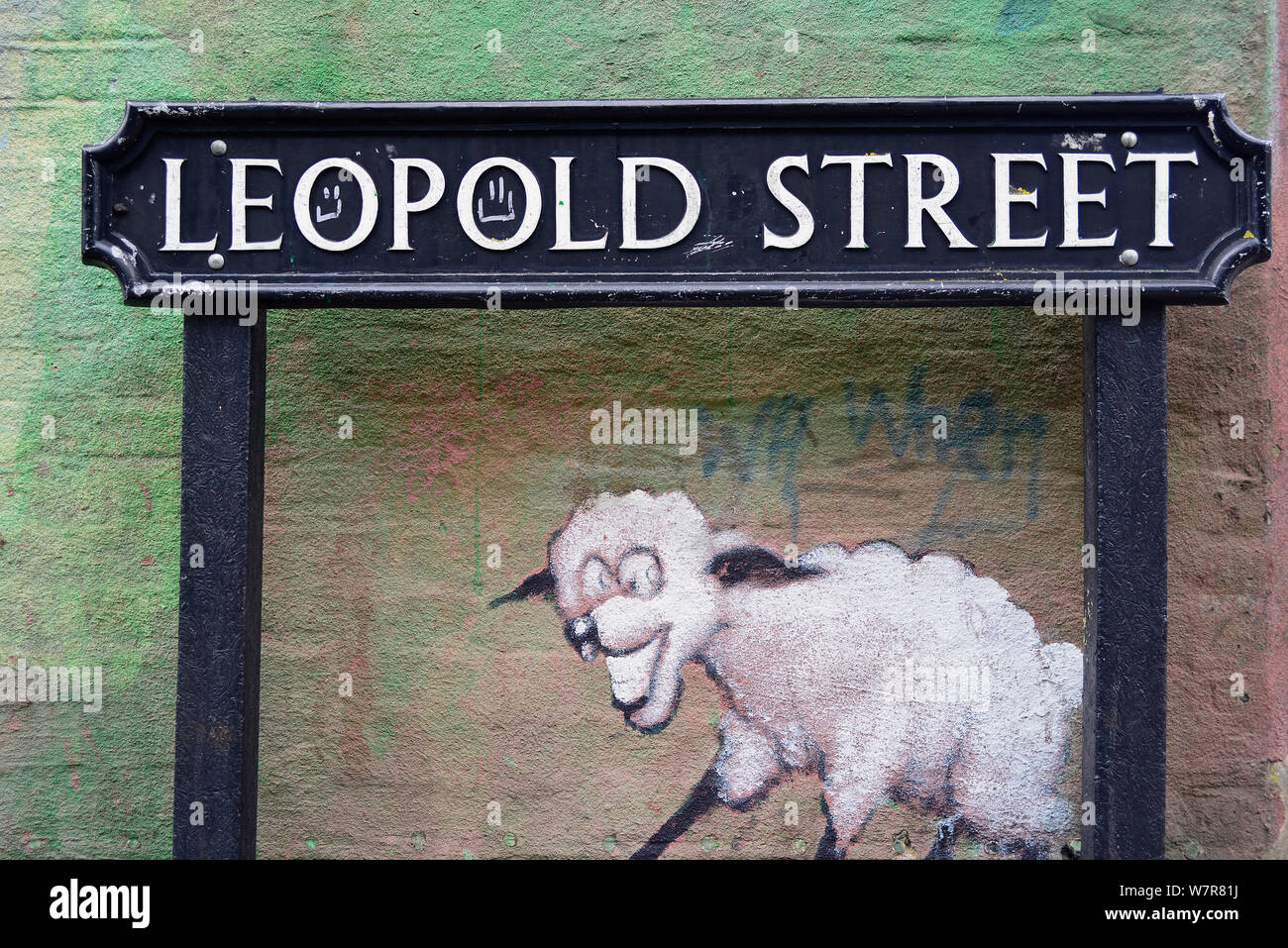 England, Oxford, Cowley Road, Verkehrszeichen und Wandbild detail. Stockfoto