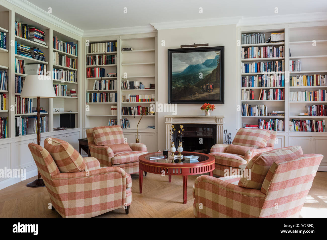 Landhausstil Wohnzimmer mit karierten Sesseln Stockfoto