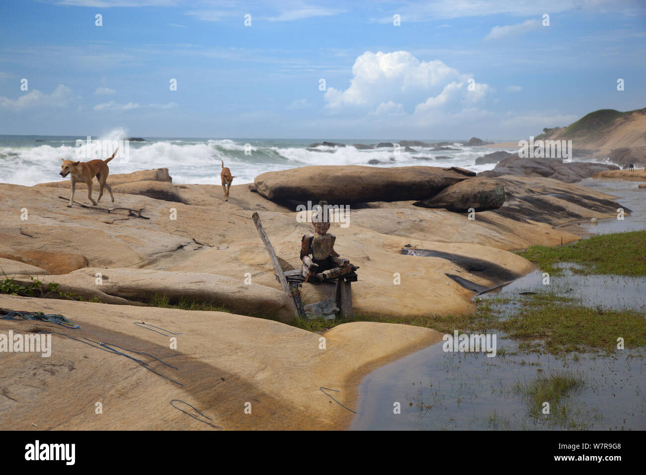 Kleine hölzerne Statue an der Küste des Indischen Ozeans, Yala NP, Sri Lanka, April 2013 Stockfoto