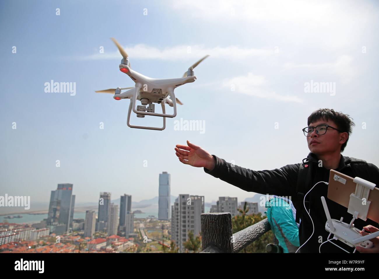 ---- Ein Unmanned Aerial Vehicle (UAV), oder Drohne, schwebt in Lanzhou City, der ostchinesischen Provinz Jiangsu, 9. April 2016. Rund 45.000 zivile dr Stockfoto