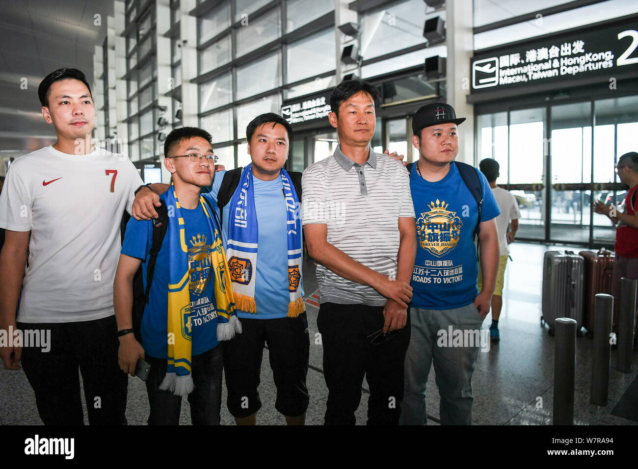 Ehemaliger Haupttrainer Choi Yong-soo von Jiangsu Suning, zweite rechts, stellt mit den Fans vor der Rückkehr nach Südkorea an der Nanjing Lukou International Ai Stockfoto