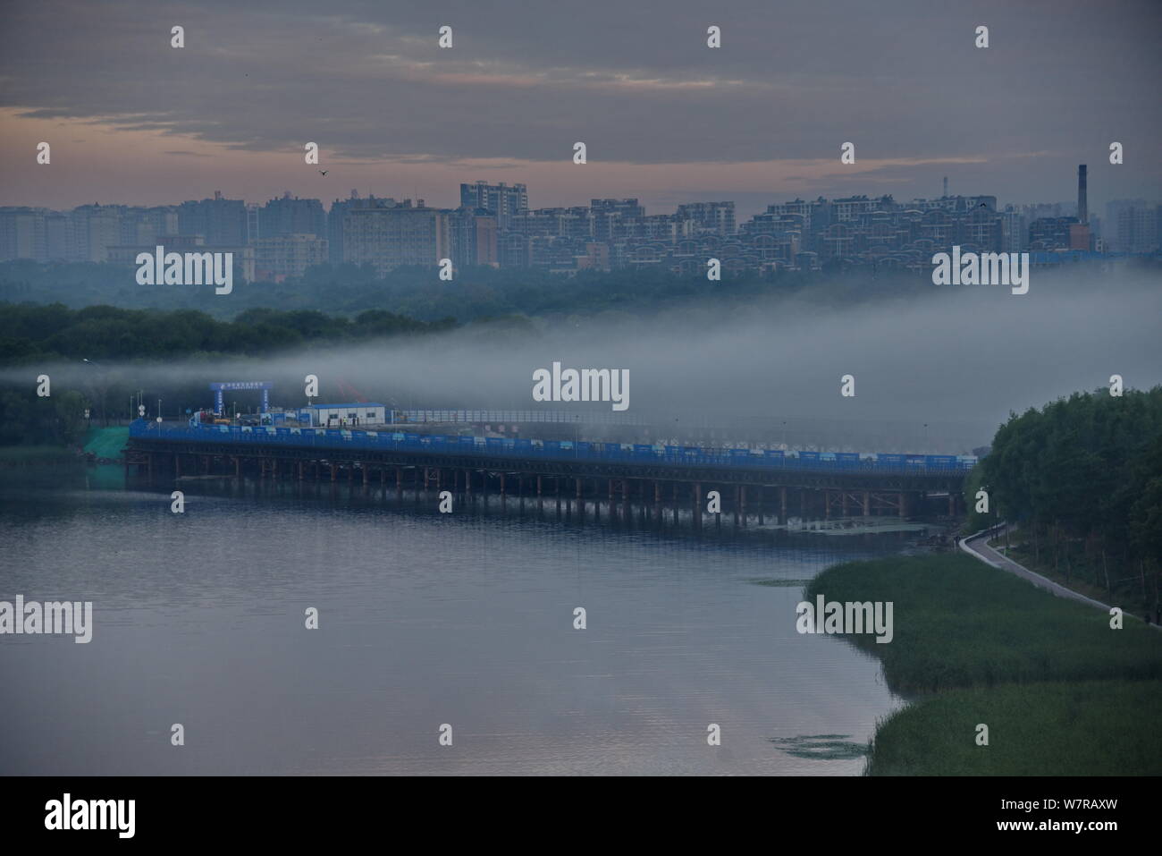 Ansicht der Nanhu Brücke vor mit Sprengstoff in Changchun Stadt abgerissen, im Nordosten Chinas in der Provinz Jilin, 11. Juni 2017. Nanhu Brücke wurde Stockfoto