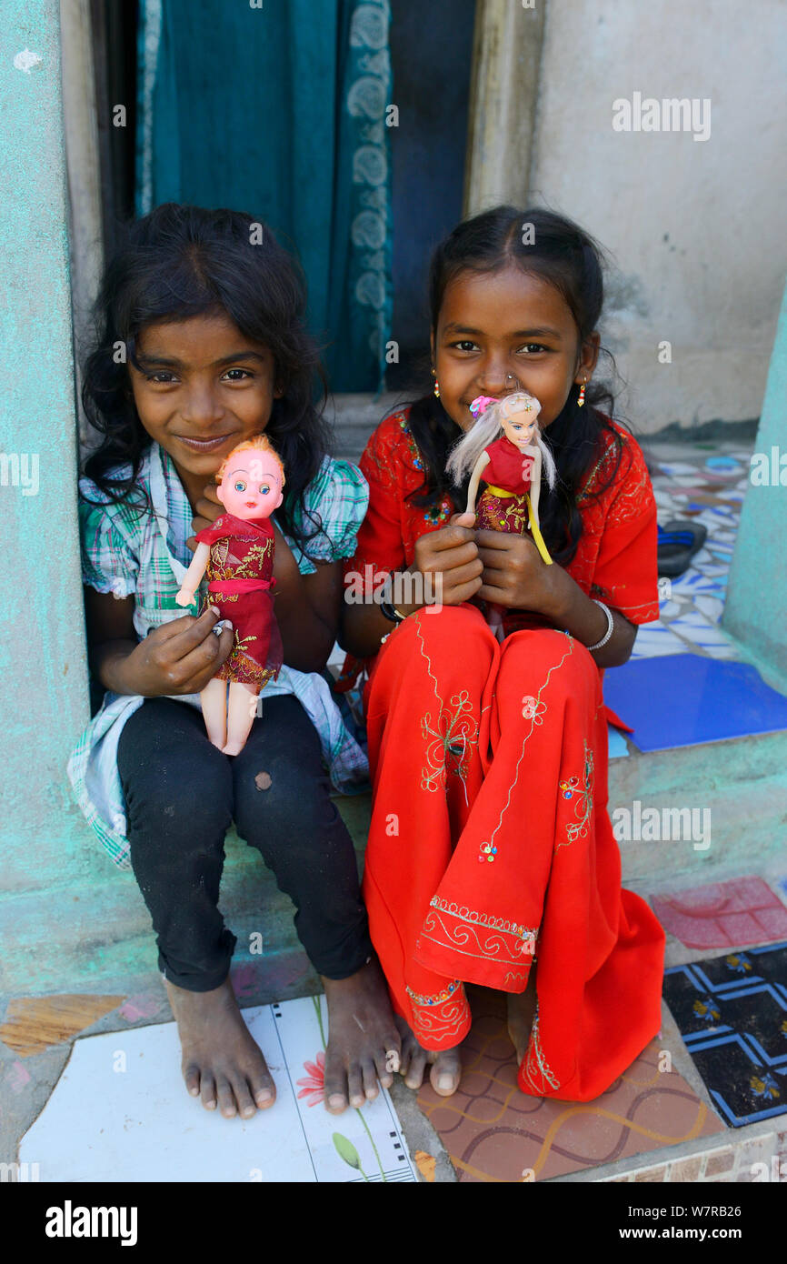 Junge Mädchen in der Pulicat Stadt mit Spielzeug, Puppen, Pulicat See, Indien, Januar 2013. Stockfoto