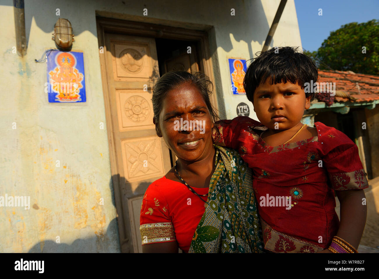 Mutter und Sohn in der Pulicat Stadt, Pulicat See, Indien, Januar 2013. Stockfoto
