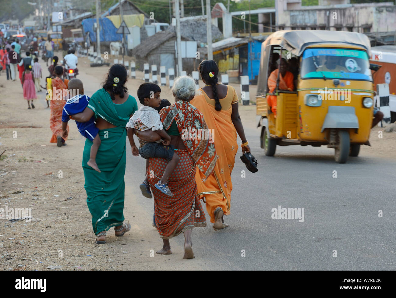 Frauen Kinder tragen in der Pulicat Stadt, Pulicat See, Tamil Nadu, Indien, Januar 2013. Stockfoto