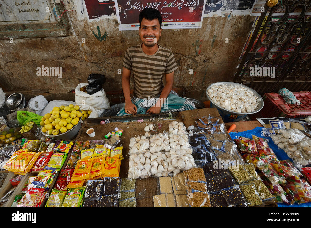 Markt mit Gewürzen und Knoblauch für Verkauf, Pulicat See, Tamil Nadu, Indien, Januar 2013. Stockfoto