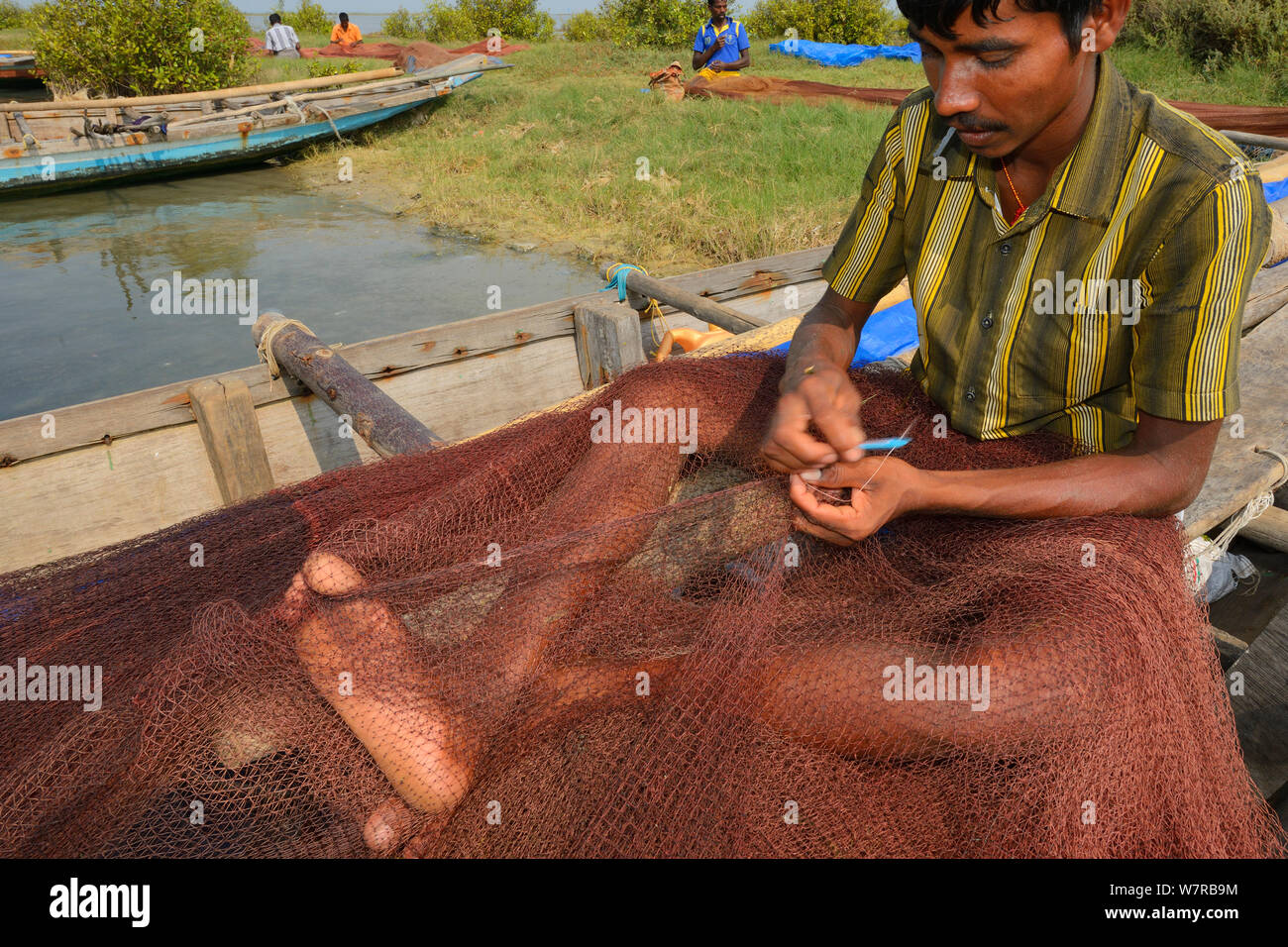 Fischer Flicken der Netze, Pulicat See, Tamil Nadu, Indien, Januar 2013. Stockfoto