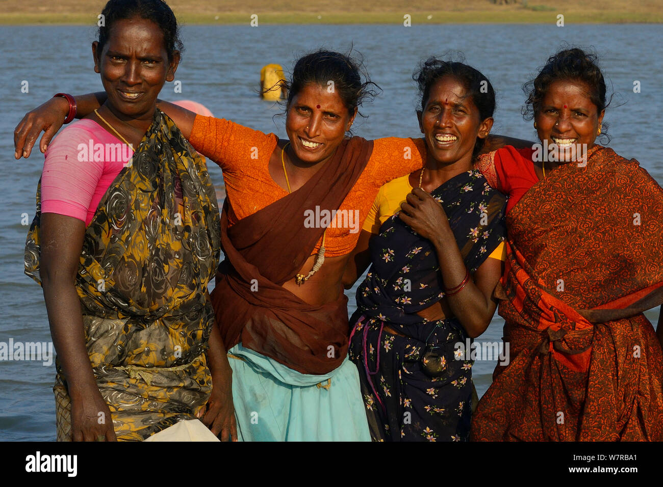 Frauen Angeln in der Pulicat See, Tamil Nadu, Indien, Januar 2013. Stockfoto