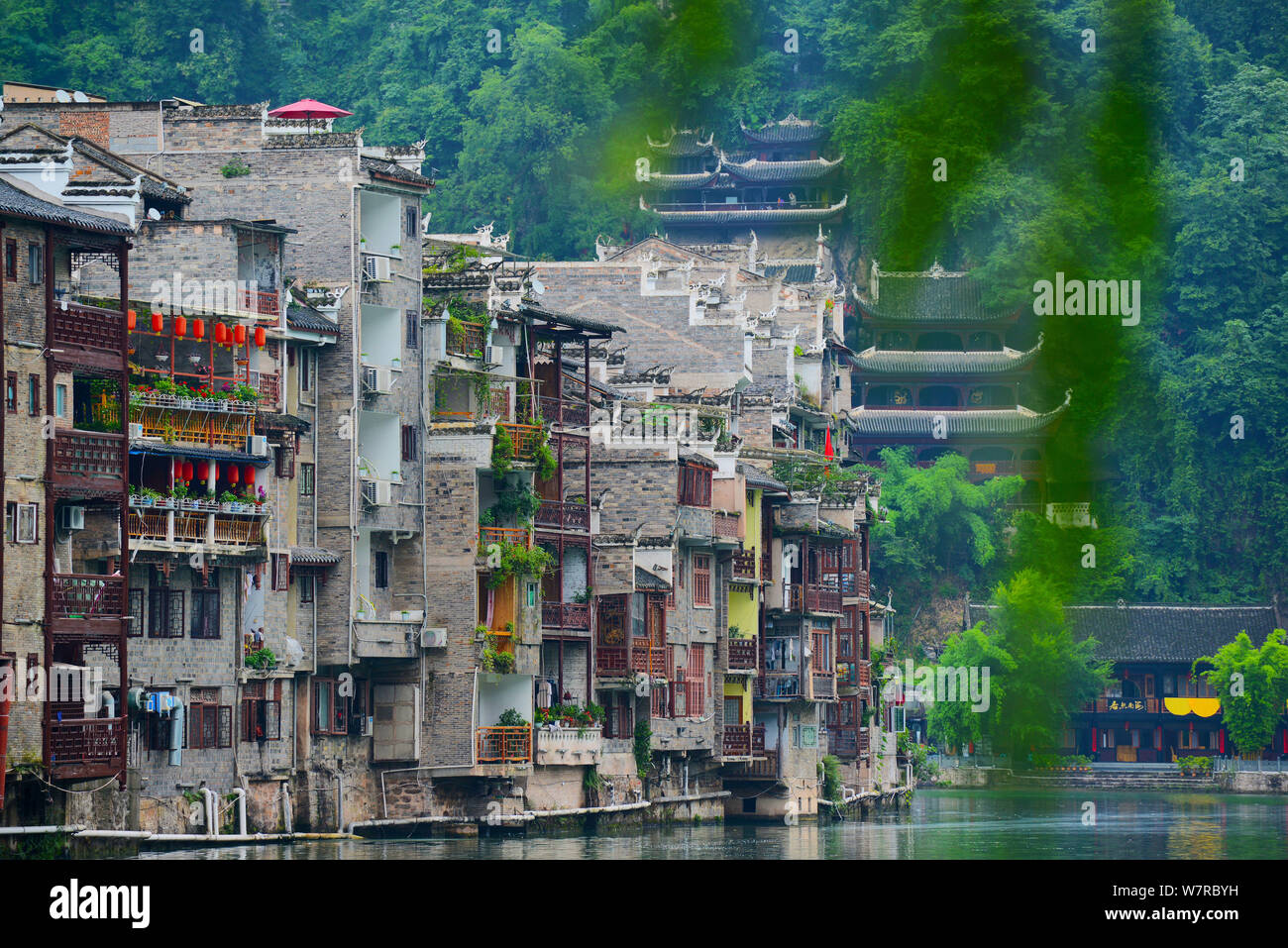Alte Häuser entlang der Wuyang Fluss in Zhenyuan alten Wasser Stadt in