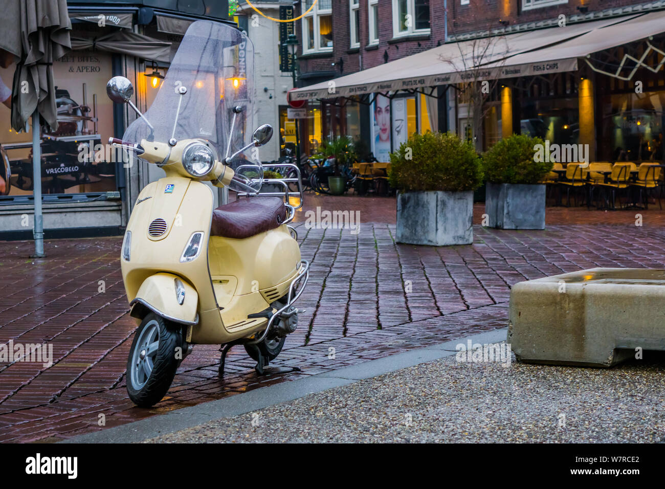 Beliebte Vespa city Roller auf der Straße geparkt, städtischer Verkehr, bekannte Marke aus Italien, Alphen aan den Rijn, 12. Februar 2019, Die Niederlande Stockfoto