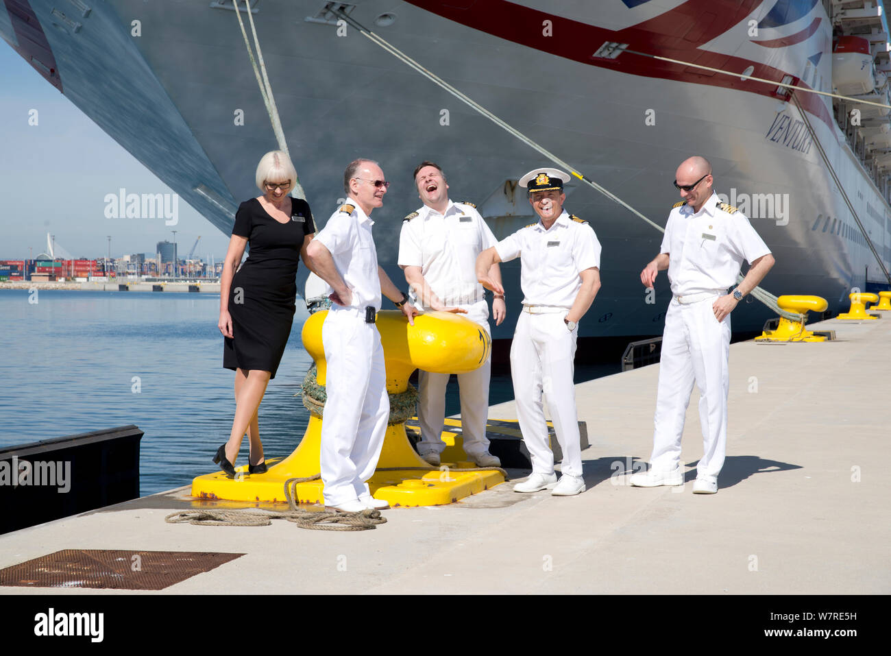 Fotoshooting mit dem Senior Management Team von P&O Cruises Schiff mv Ventura, Offiziere und Außenansicht des Kreuzfahrtschiff Stockfoto