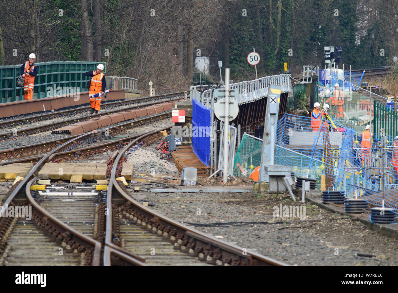 Rail Ingenieure Durchführen von Reparaturarbeiten an Eisenbahnbrücke außerhalb York Station über den Fluss Ouse Yorkshire uk Stockfoto