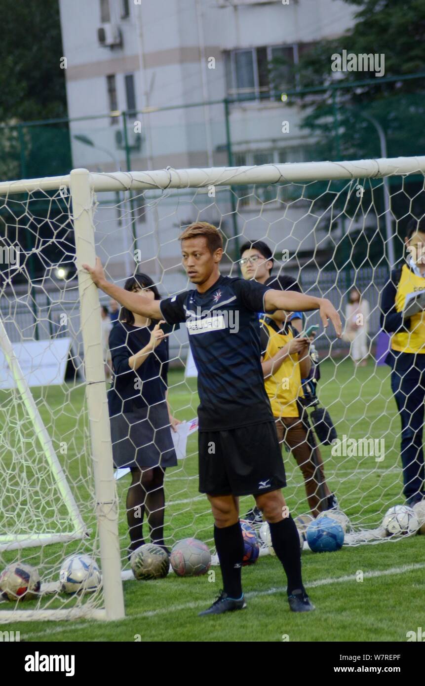 Japanischer Fußballspieler Keisuke Honda von A.C. Mailand wird dargestellt, während einer Jugend Fußball-Programm in Shanghai, China, 15. Juni 2017. Stockfoto