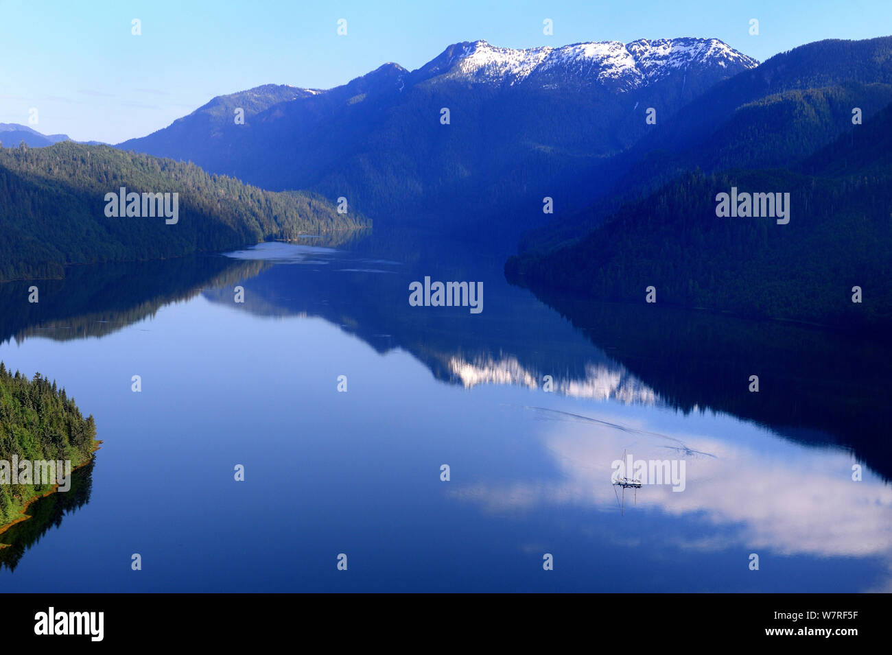 Die Das Khutzeymateen Inlet und das Segelboot "Oceanlight II", das khutzeymateen Grizzly Bär Heiligtum, British Columbia, Kanada, Juni 2013. Stockfoto