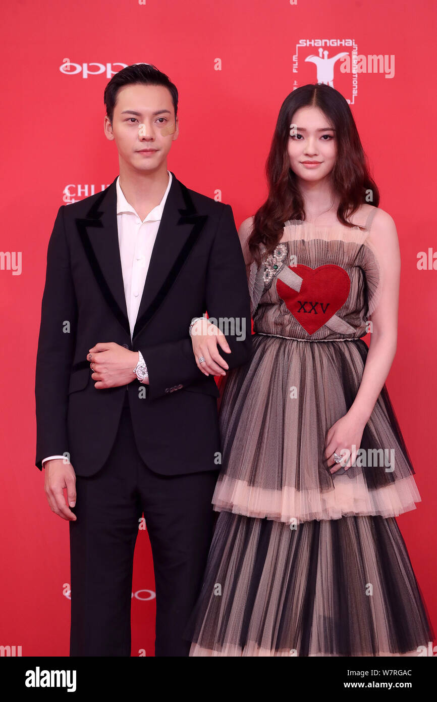 Chinesische Schauspielerin Lin Yun, rechts, und Hong Kong Schauspieler William Chan ankommen auf dem roten Teppich für die Eröffnungsfeier der 20. Shanghai International Stockfoto