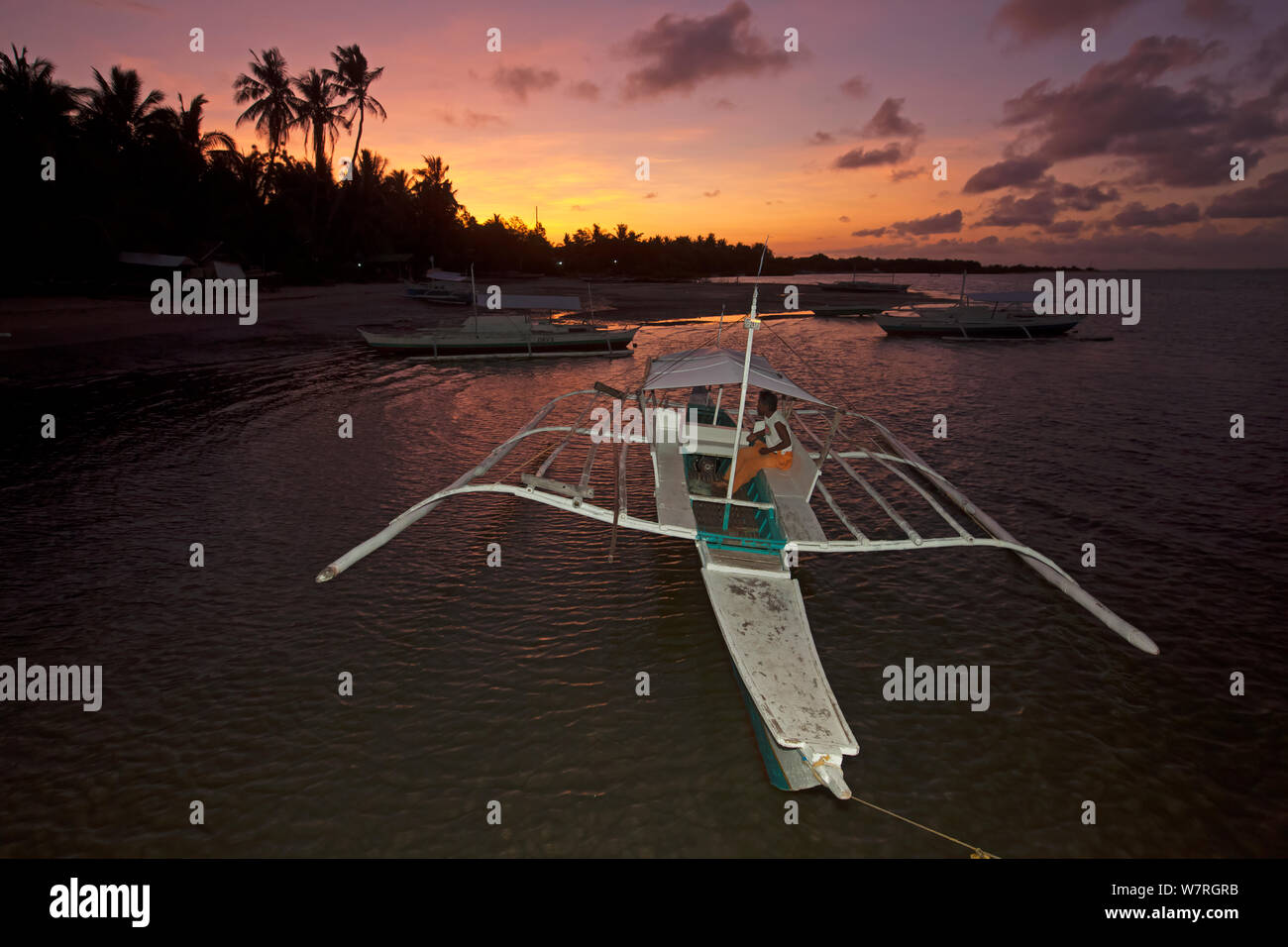 Bangka Boot bei Sonnenaufgang festgemacht, Jao Insel, Danajon Bank, Central Visayas, Philippinen, April 2013 Stockfoto