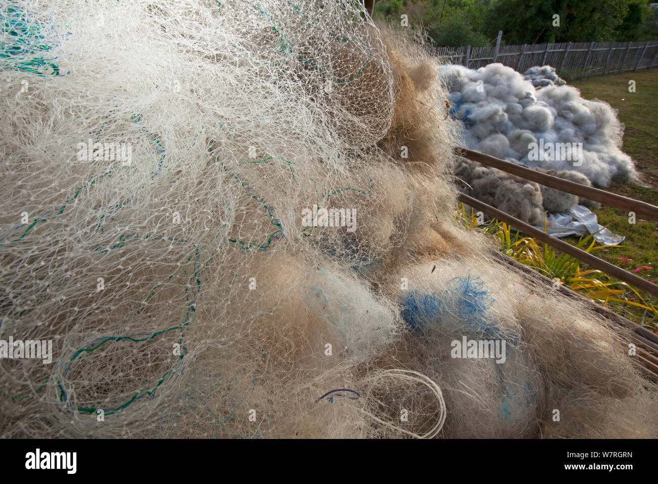 Zwei Tonnen entsorgt Kunststoff Fischernetze bereit, Versand und Recyled in Teppich Material, Jao Insel, Danajon Bank, Central Visayas, Philippinen, April 2013. Stockfoto