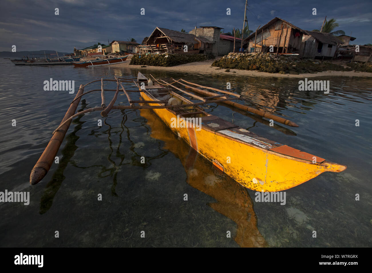 Bangka Boot und Häuser, Bilang Danajon Bilangang Insel, Bank, Central Visayas, Philippinen, April 2013 Stockfoto