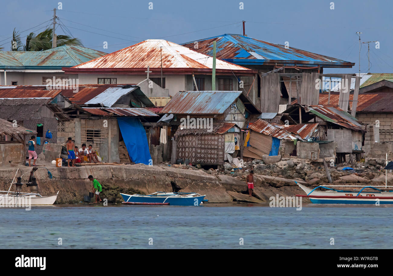 Häuser und Boote, Bilang Bilangang Bangka Insel, Danajon Bank, Central Visayas, Philippinen, April 2013 Stockfoto