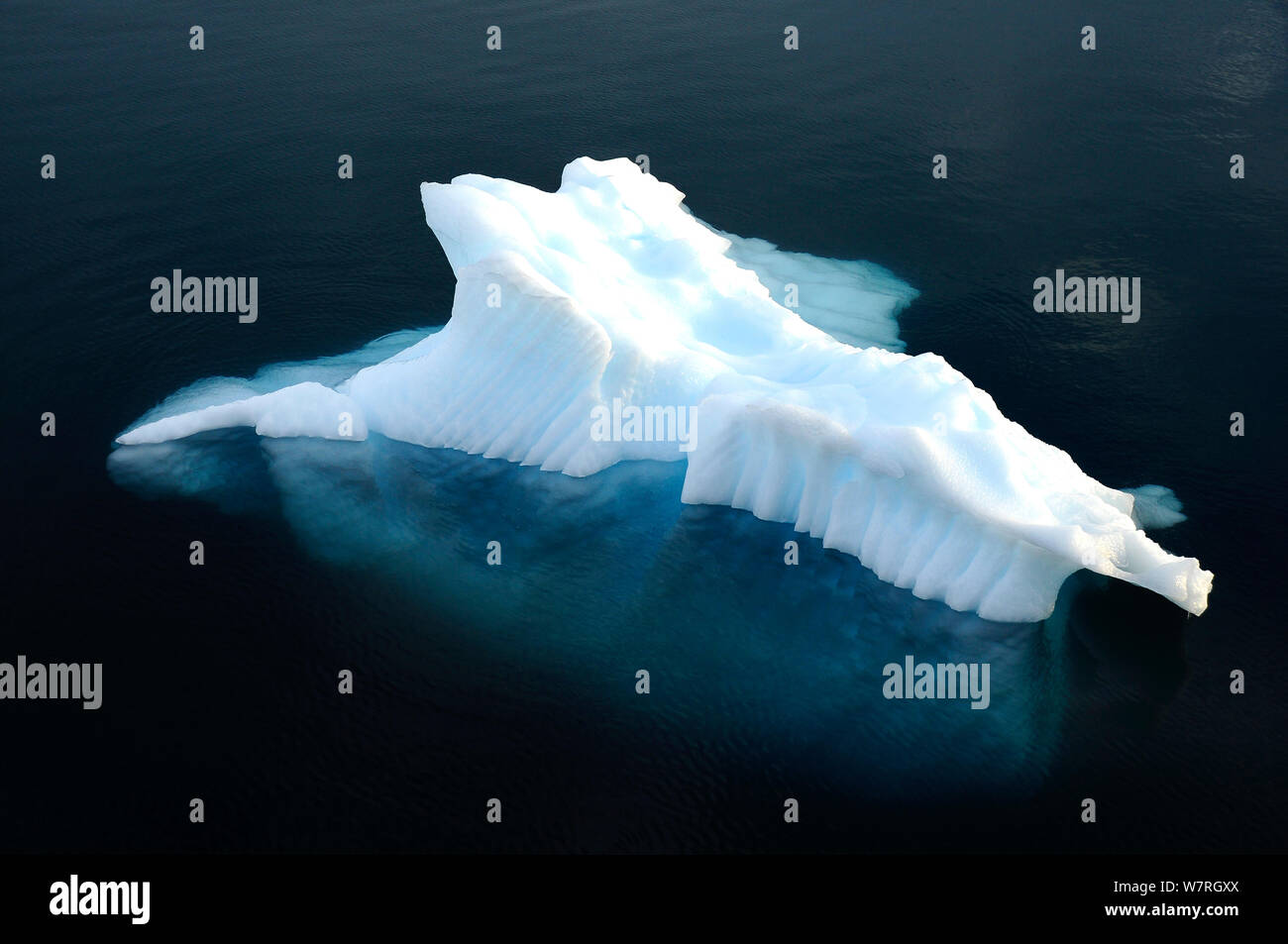 Eisbergs, Luftaufnahme, die Teil der Unterwasser Teil des Eisbergs, Antarktische Halbinsel, Antarktis. Stockfoto