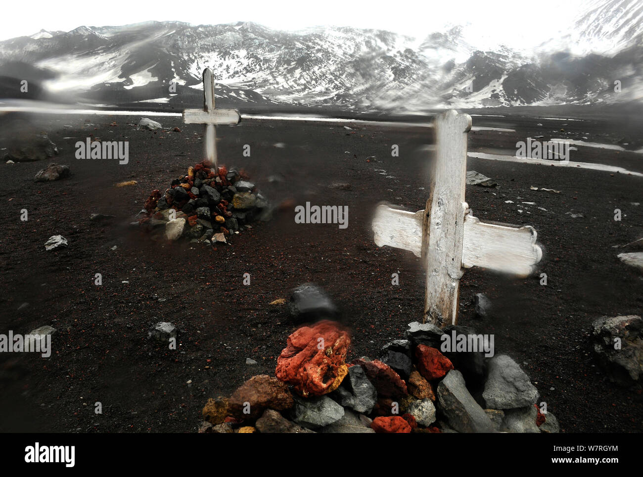 Friedhof mit Gräbern, alte Walfangstation abgedeckt. Deception Island in der Antarktis. Stockfoto