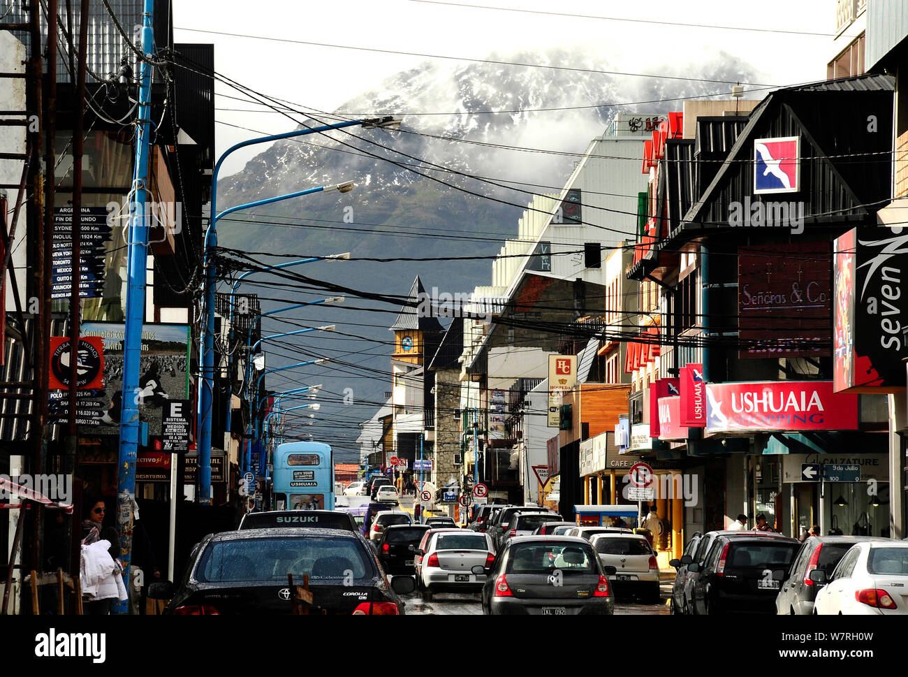 Viel befahrenen Straße in der Innenstadt von Ushuaia, Feuerland, Argentinien Stockfoto