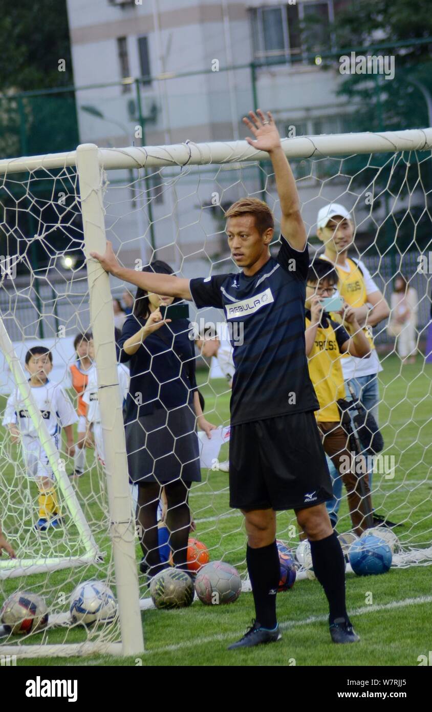 Japanischer Fußballspieler Keisuke Honda von A.C. Mailand wird dargestellt, während einer Jugend Fußball-Programm in Shanghai, China, 15. Juni 2017. Stockfoto