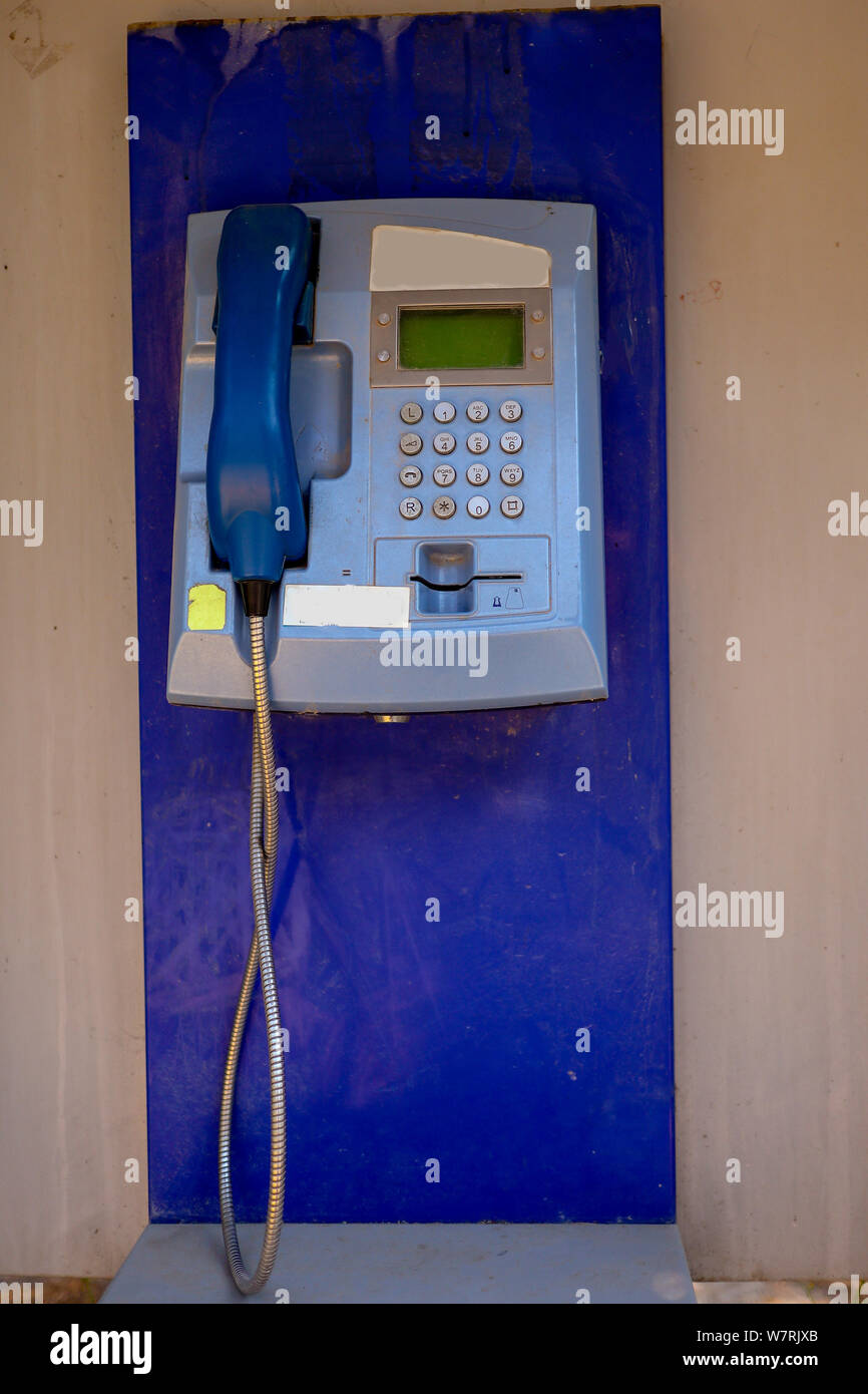 Alte Telefonzelle und alten öffentliches Telefon Stockfoto