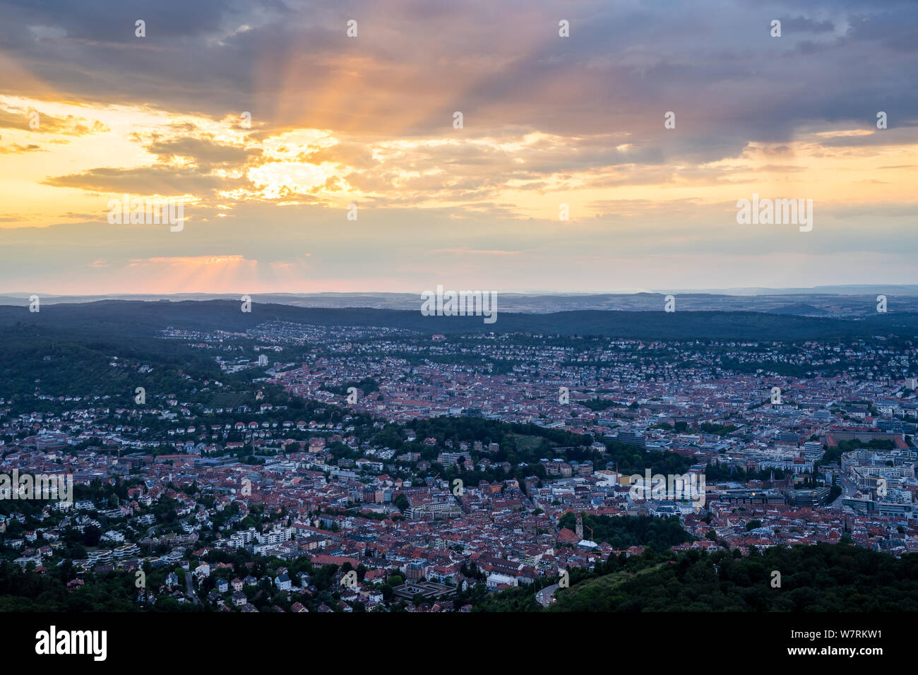 Deutschland, Großraum Stadt Stuttgart von luftbildern Perspektive über die Häuser, Dächer und Gebäude bei Sonnenuntergang im Sommer Stockfoto