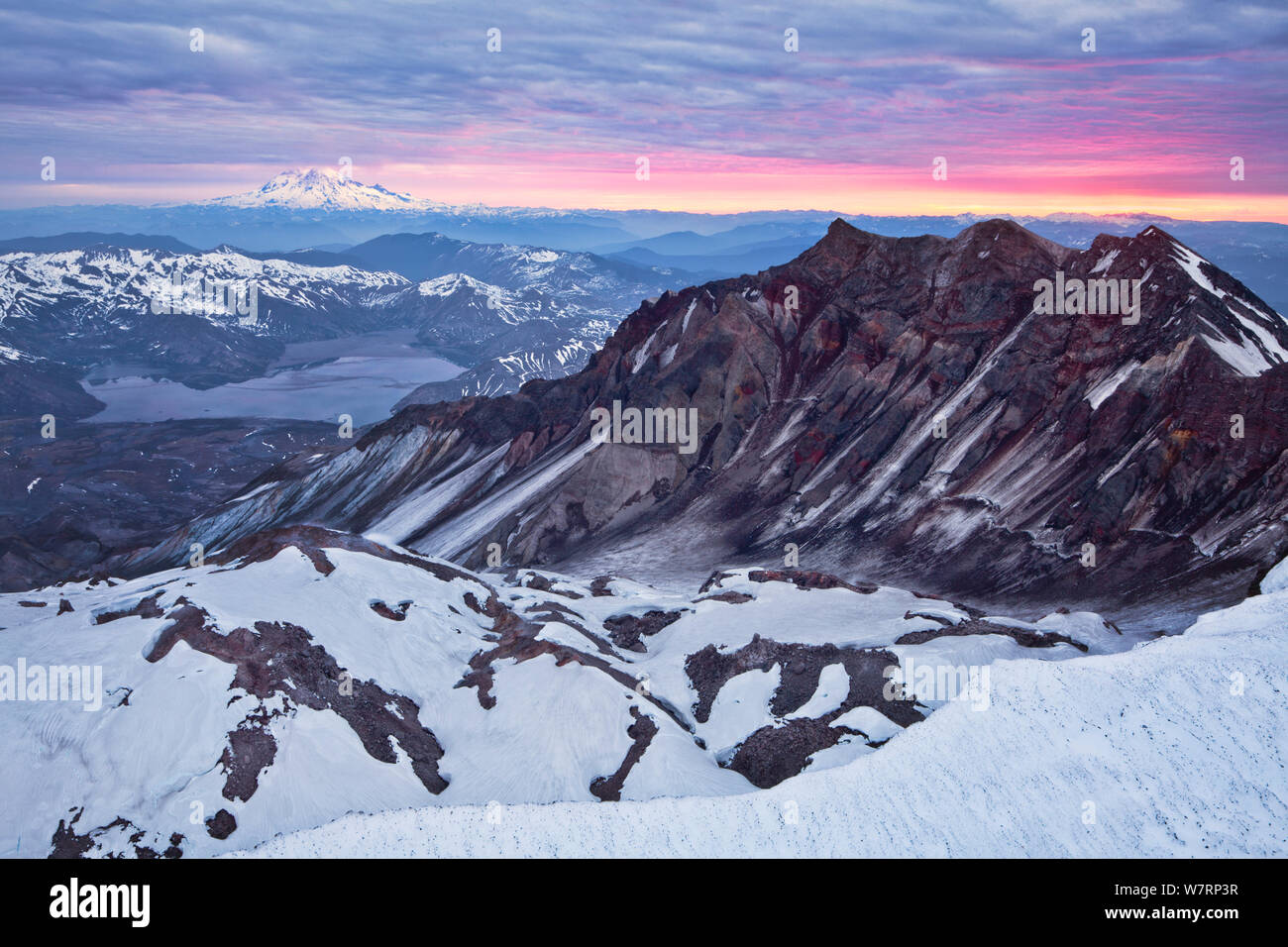 Ein Sonnenaufgang Blick vom Kraterrand des Mount St. Helens. Unten ist Spirit Lake, und in der Ferne Mount Rainier. Washington, USA. Mai 2013 Stockfoto