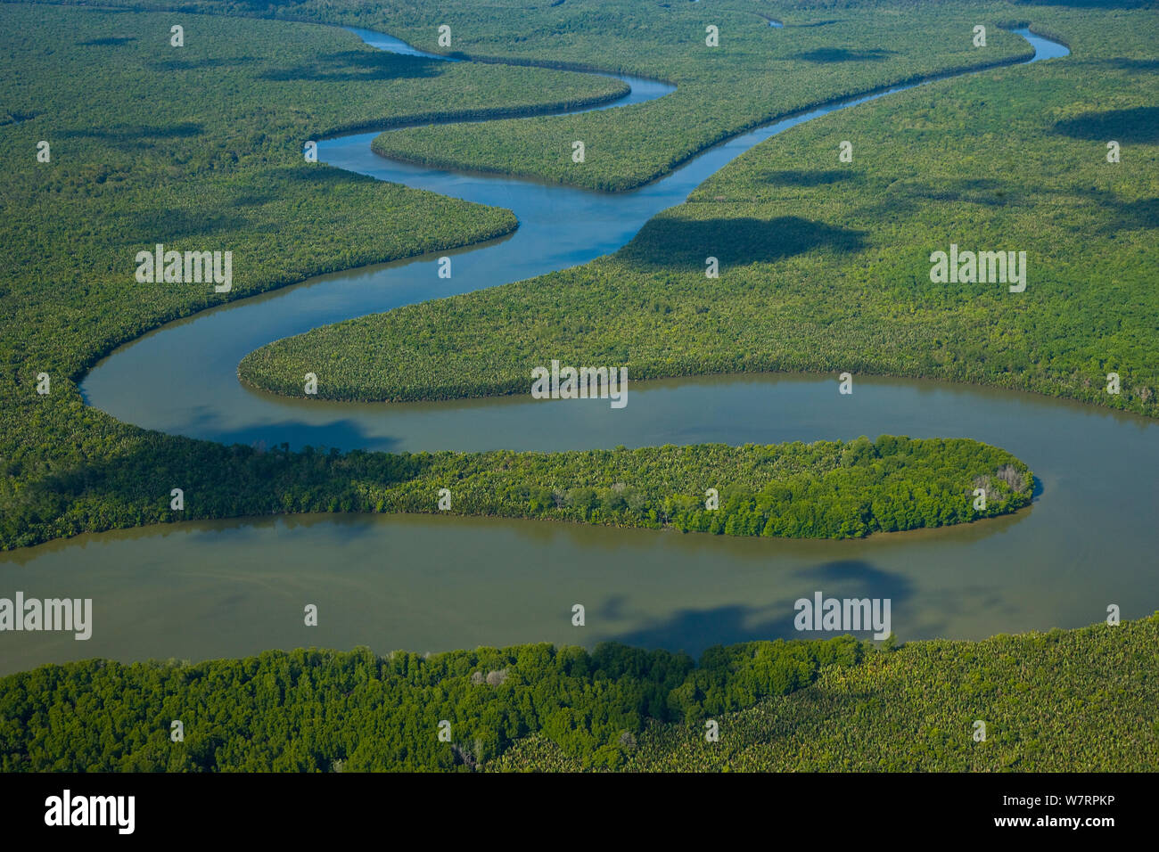 Luftaufnahme der Fluss Kinabatangan und riverine tropischen Regenwald, Sabah, Malaysia, Borneo, Asien. Stockfoto