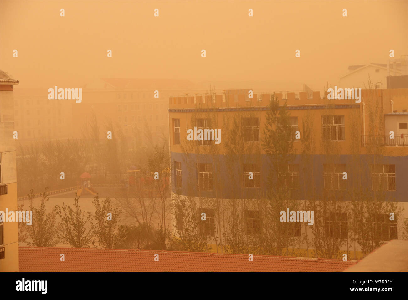 Ein Kindergarten ist vage in einem Sandsturm in Erenhot Stadt gesehen, North China Autonome Region Innere Mongolei, 1. Mai 2017. Ein sandsturm Hit im Norden Stockfoto