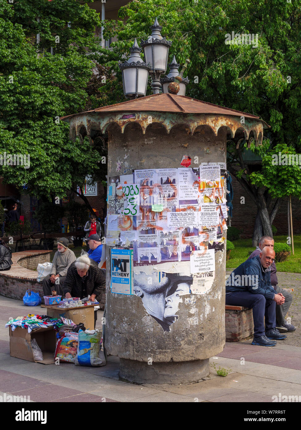 Straßenhändler und Werbung Spalte bei Puschkin Str., Tiflis, Georgien, Europa Stockfoto