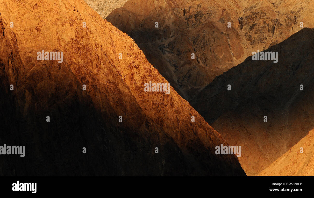 Am Abend Licht beleuchtet die Nubra Valley Berge. Ladakh, Indien. September 2011 Stockfoto